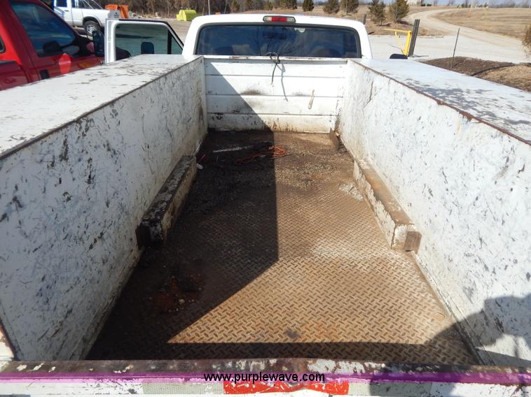 image for item I1106 1997 Ford F350 XL utility truck