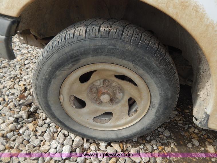 image for item I1141 2002 Ford F150 pickup truck