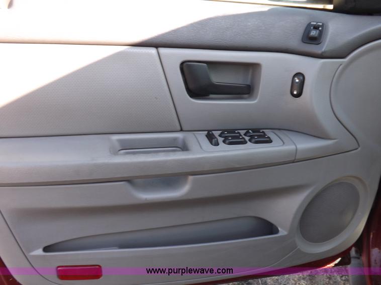 image for item I9032 2004 Ford Taurus SES