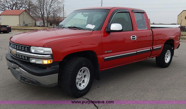 image for item I9260 2002 Chevrolet Silverado 1500 Z71 Ext. Cab pickup truck