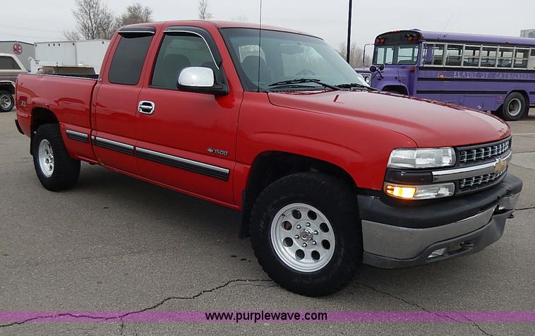 image for item I9260 2002 Chevrolet Silverado 1500 Z71 Ext. Cab pickup truck