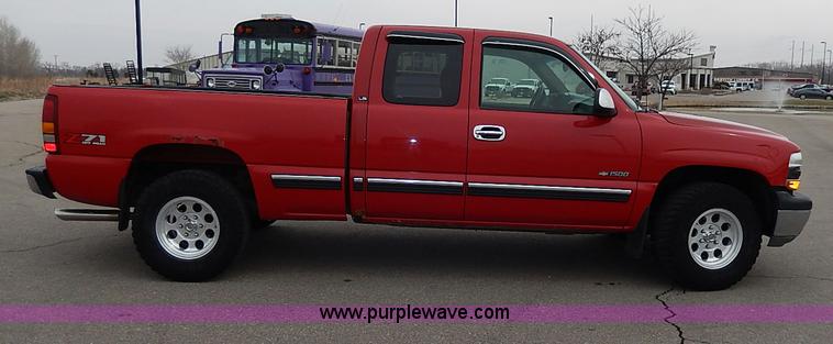 image for item I9260 2002 Chevrolet Silverado 1500 Z71 Ext. Cab pickup truck