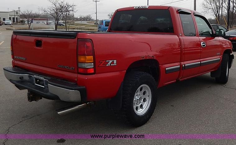 image for item I9260 2002 Chevrolet Silverado 1500 Z71 Ext. Cab pickup truck