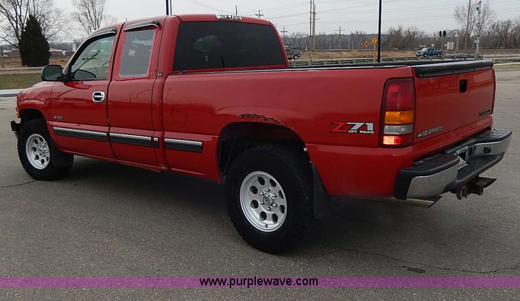image for item I9260 2002 Chevrolet Silverado 1500 Z71 Ext. Cab pickup truck