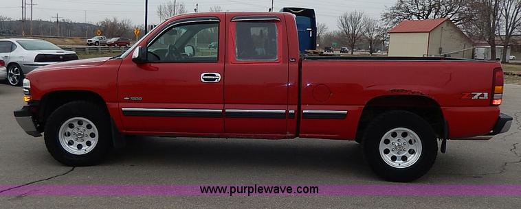 image for item I9260 2002 Chevrolet Silverado 1500 Z71 Ext. Cab pickup truck