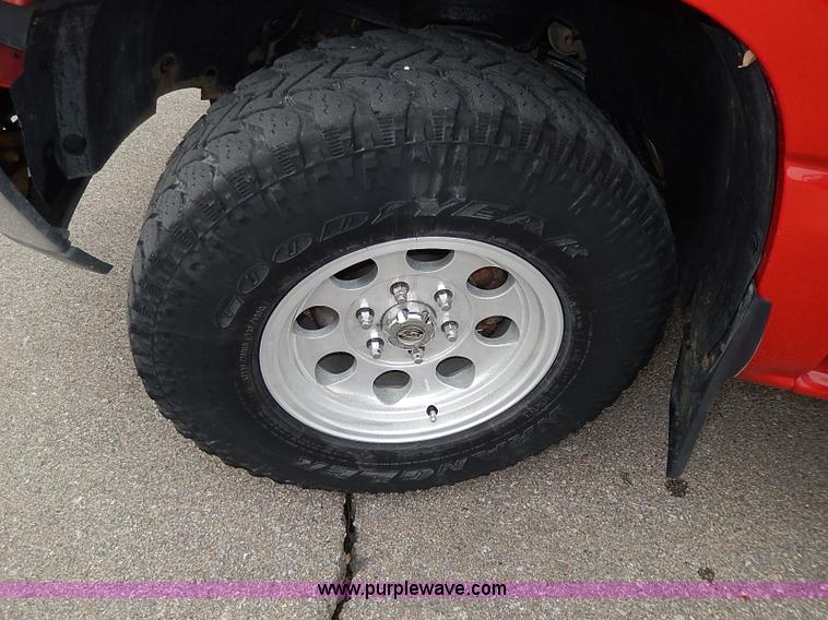 image for item I9260 2002 Chevrolet Silverado 1500 Z71 Ext. Cab pickup truck