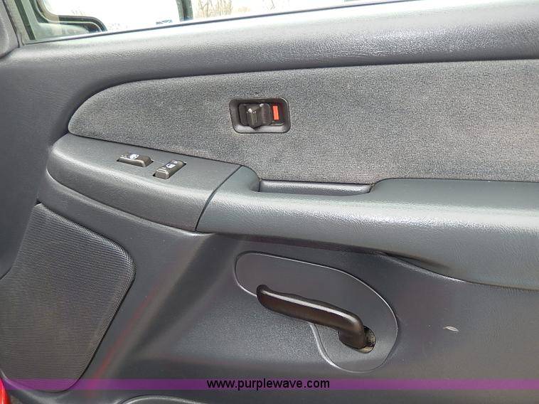 image for item I9260 2002 Chevrolet Silverado 1500 Z71 Ext. Cab pickup truck