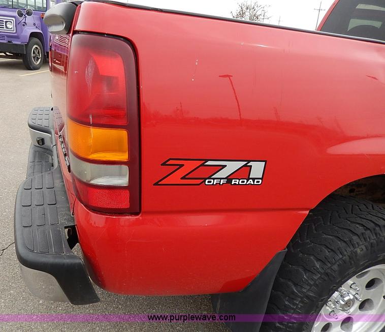 image for item I9260 2002 Chevrolet Silverado 1500 Z71 Ext. Cab pickup truck