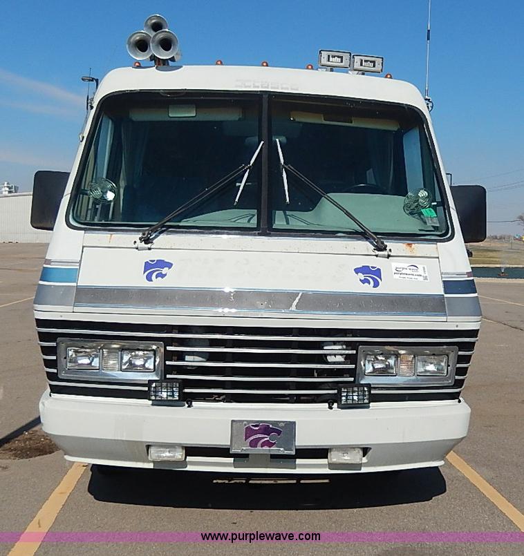 image for item I9264 1988 Chevrolet P30 Winnebago Itasca Windcruiser RV