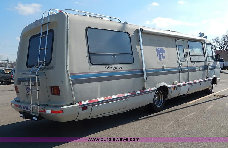 image for item I9264 1988 Chevrolet P30 Winnebago Itasca Windcruiser RV