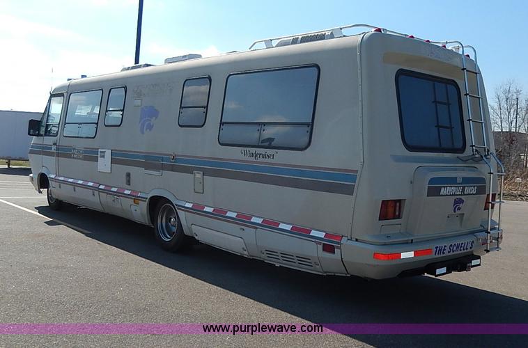 image for item I9264 1988 Chevrolet P30 Winnebago Itasca Windcruiser RV