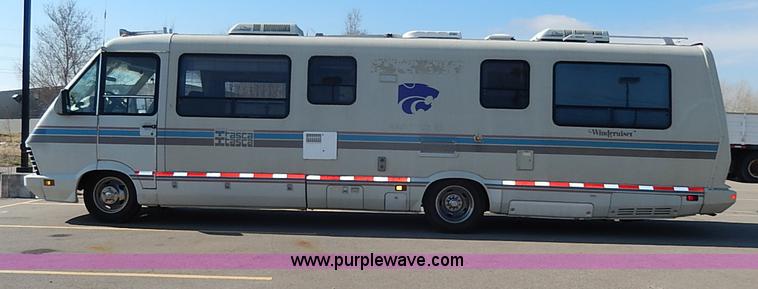 image for item I9264 1988 Chevrolet P30 Winnebago Itasca Windcruiser RV