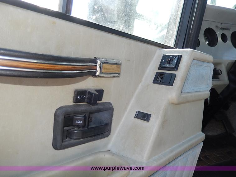 image for item I9264 1988 Chevrolet P30 Winnebago Itasca Windcruiser RV