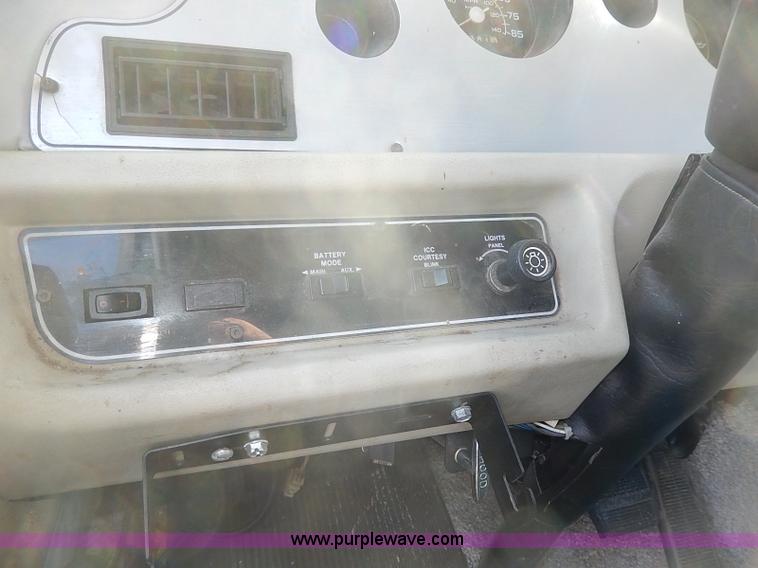 image for item I9264 1988 Chevrolet P30 Winnebago Itasca Windcruiser RV