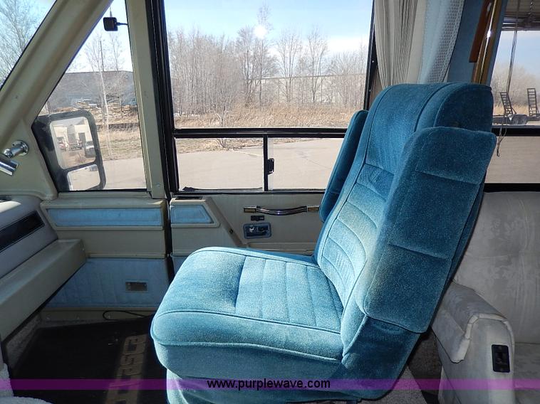 image for item I9264 1988 Chevrolet P30 Winnebago Itasca Windcruiser RV
