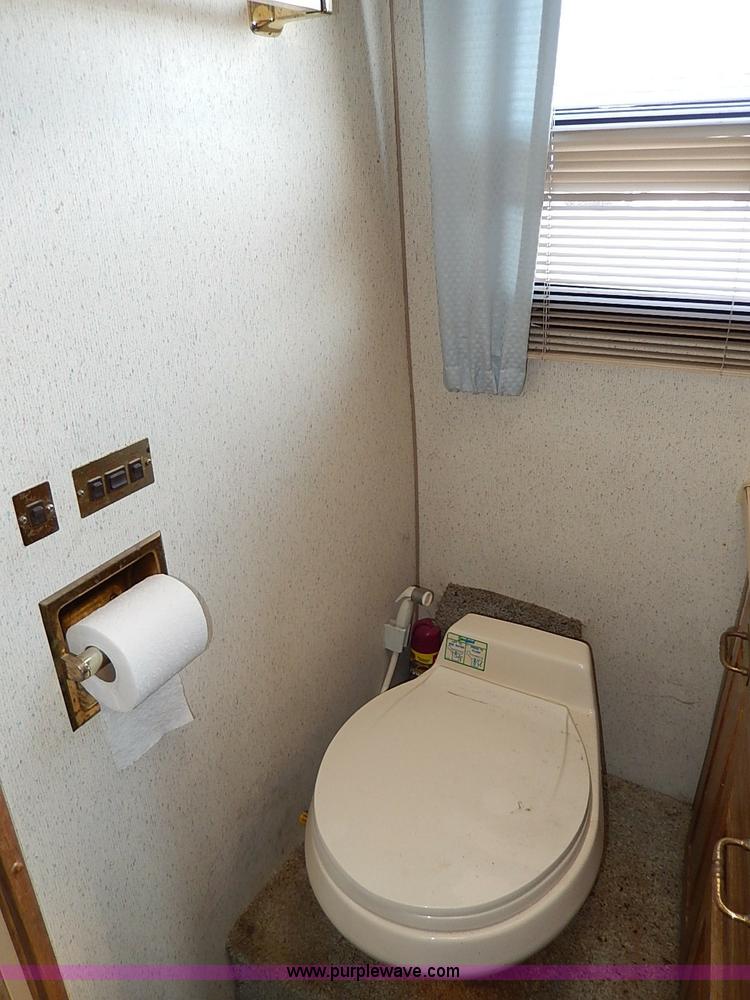 image for item I9264 1988 Chevrolet P30 Winnebago Itasca Windcruiser RV