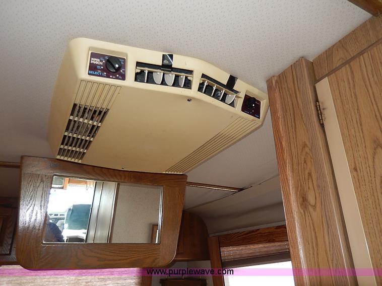image for item I9264 1988 Chevrolet P30 Winnebago Itasca Windcruiser RV