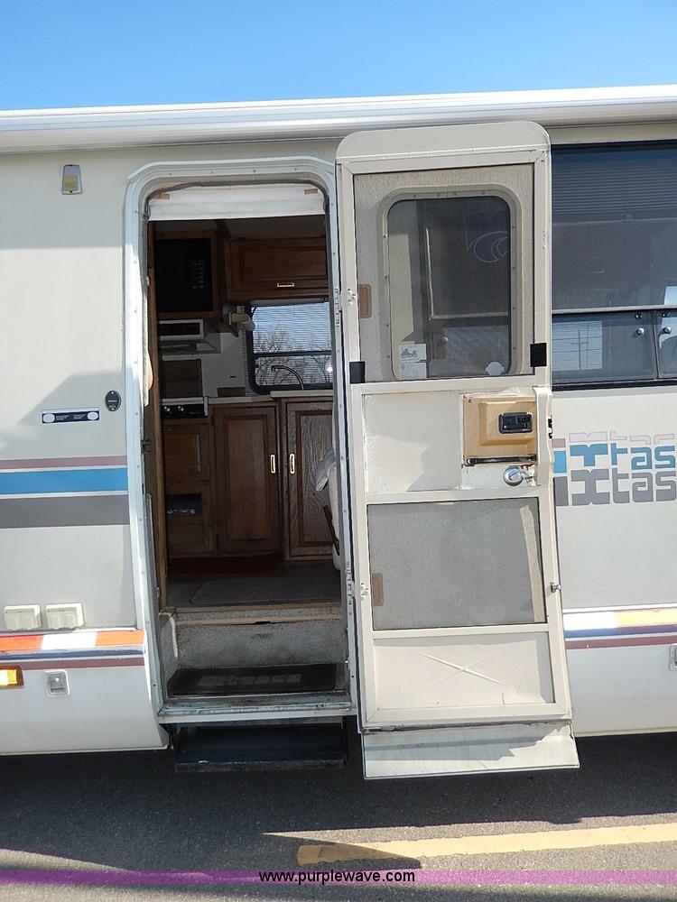 image for item I9264 1988 Chevrolet P30 Winnebago Itasca Windcruiser RV