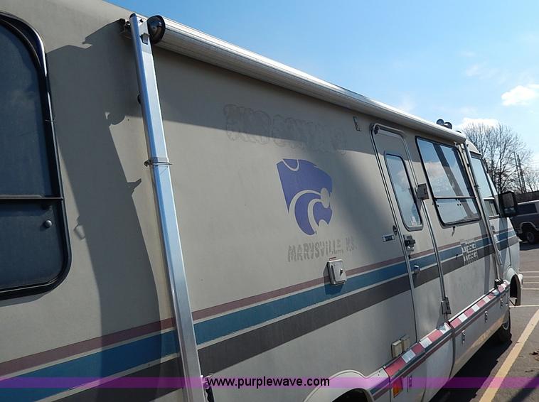 image for item I9264 1988 Chevrolet P30 Winnebago Itasca Windcruiser RV