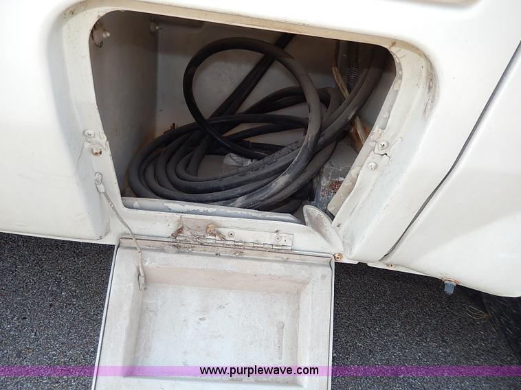 image for item I9264 1988 Chevrolet P30 Winnebago Itasca Windcruiser RV