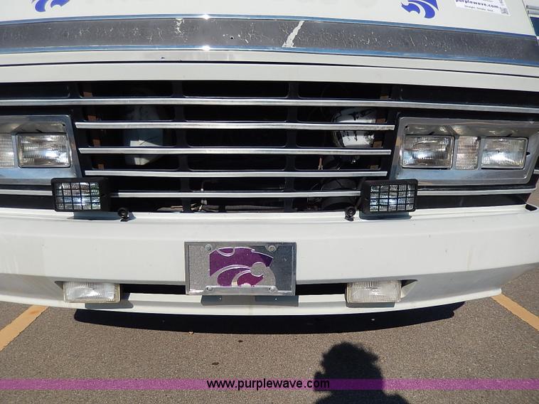 image for item I9264 1988 Chevrolet P30 Winnebago Itasca Windcruiser RV