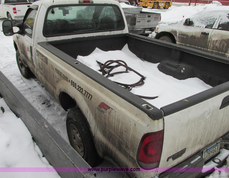 image for item G9143 2004 Ford F250 Super Duty pickup truck