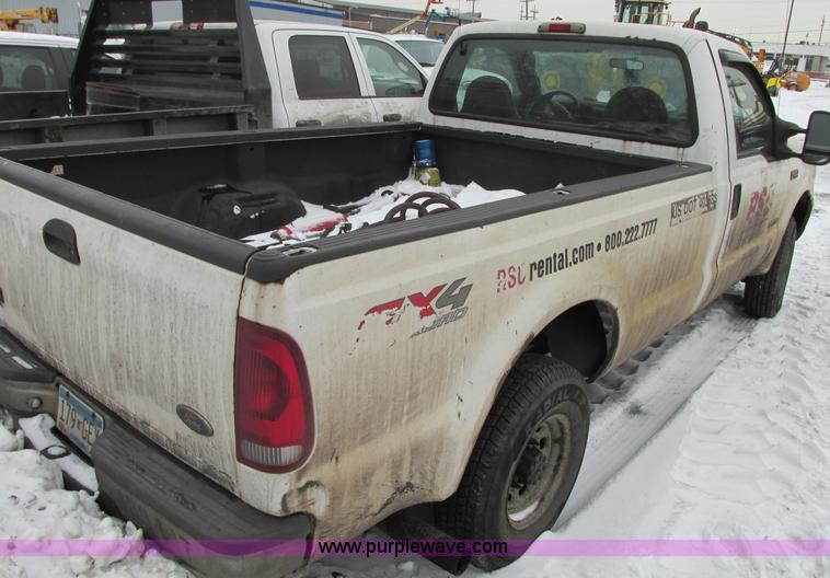 image for item G9143 2004 Ford F250 Super Duty pickup truck