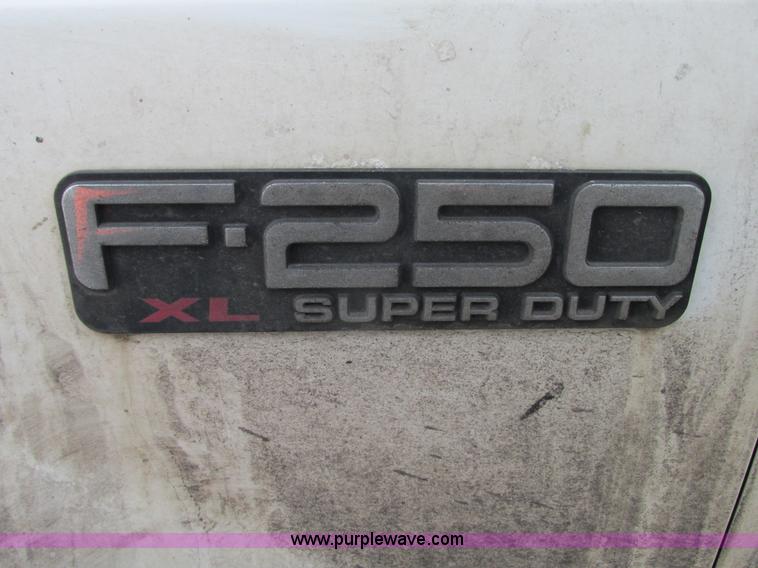 image for item G9143 2004 Ford F250 Super Duty pickup truck