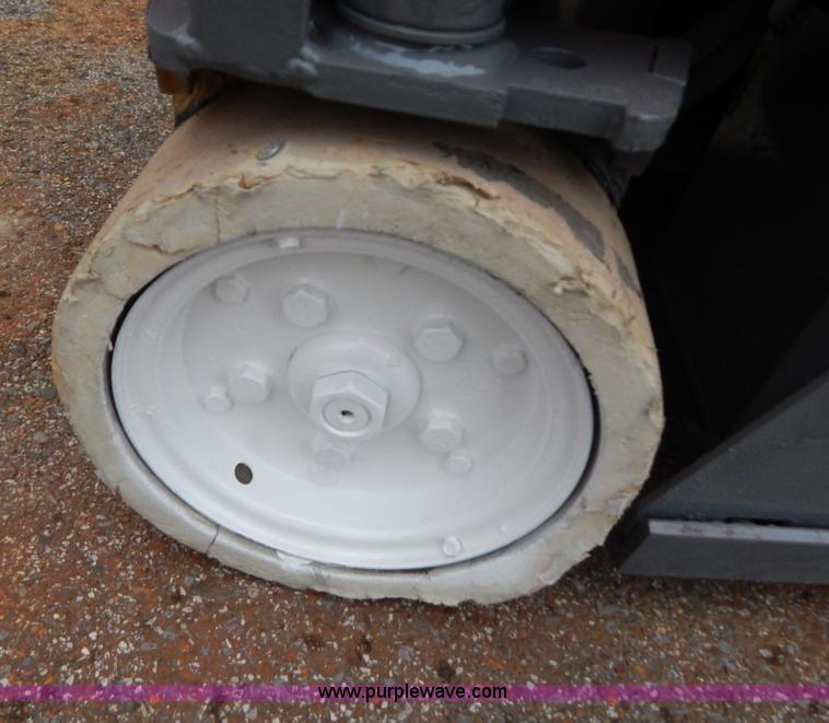 image for item H3469 2007 Sky Jack SJIII 3219 scissor lift