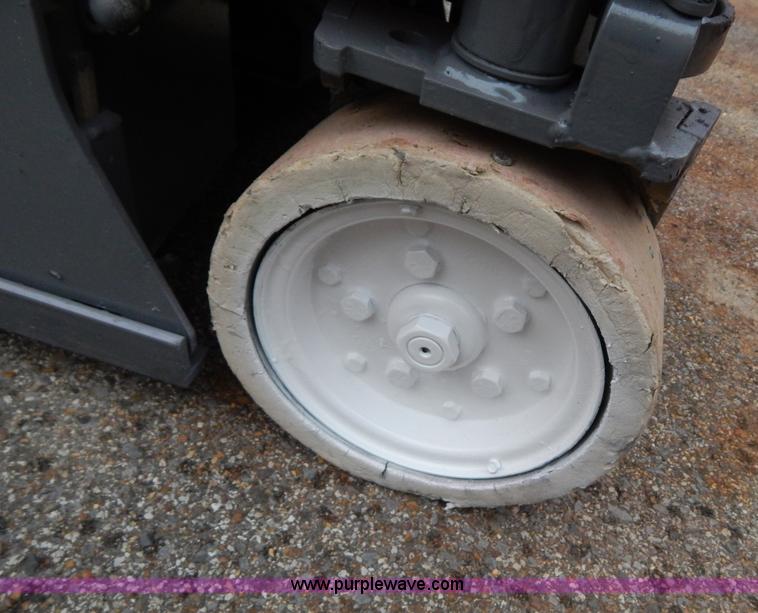 image for item H3469 2007 Sky Jack SJIII 3219 scissor lift