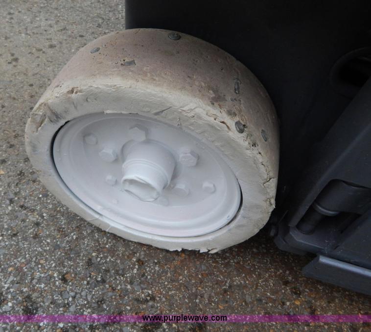 image for item H3469 2007 Sky Jack SJIII 3219 scissor lift