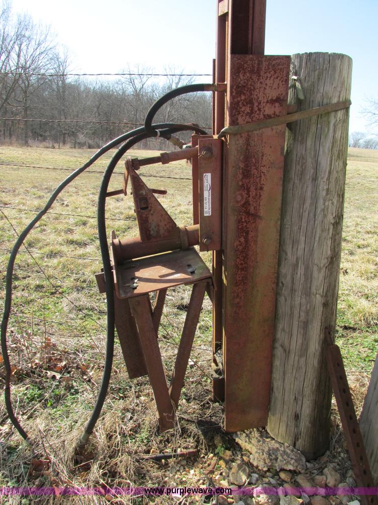 Shaver hydraulic fence post driver in Leslie, MO Item AN9114 sold Purple Wave