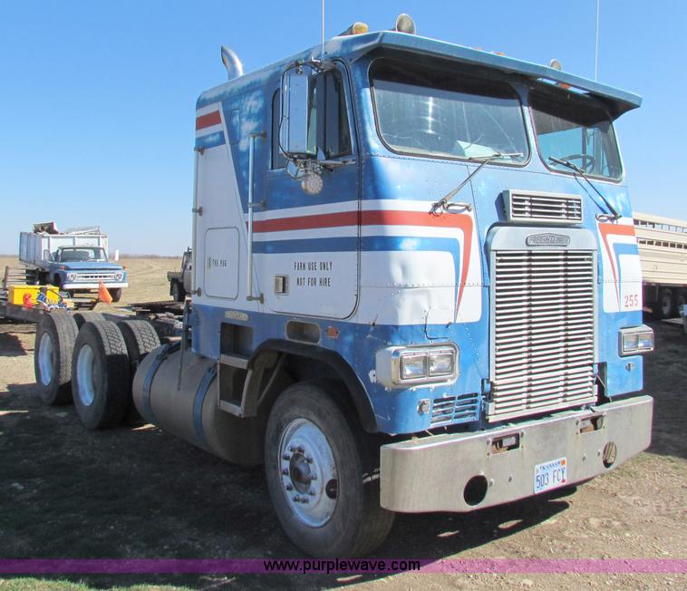 image for item AN9943 1985 Freightliner semi truck