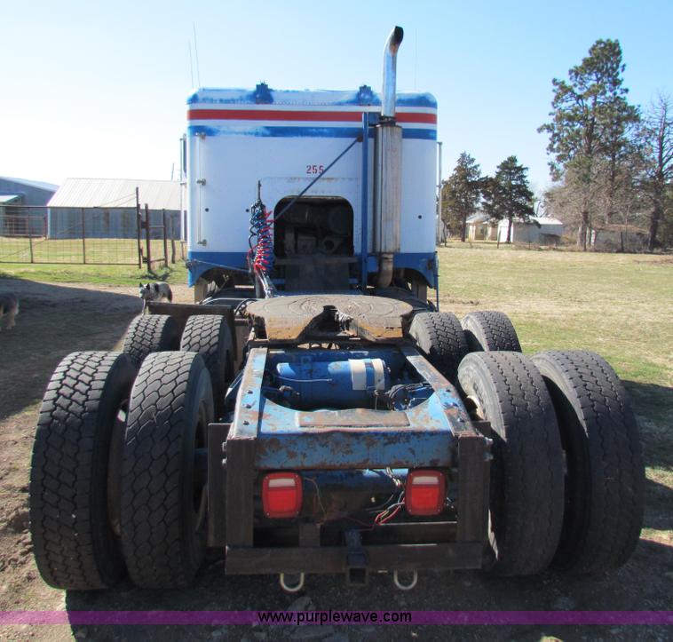 image for item AN9943 1985 Freightliner semi truck