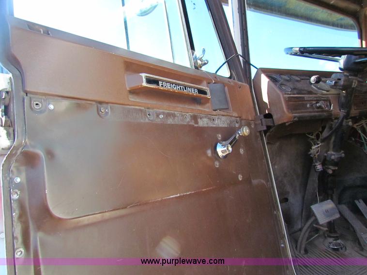 image for item AN9943 1985 Freightliner semi truck