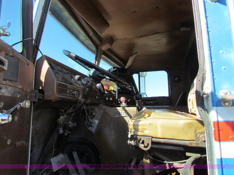 image for item AN9943 1985 Freightliner semi truck