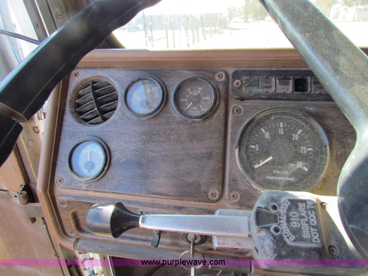image for item AN9943 1985 Freightliner semi truck