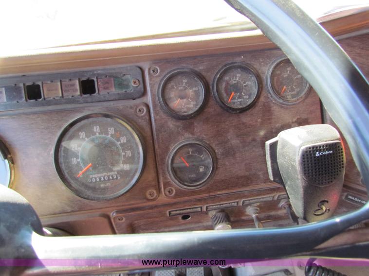 image for item AN9943 1985 Freightliner semi truck