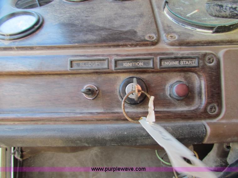 image for item AN9943 1985 Freightliner semi truck