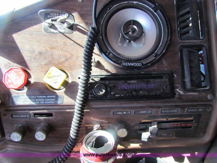 image for item AN9943 1985 Freightliner semi truck