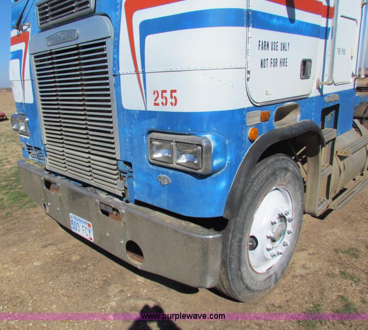 image for item AN9943 1985 Freightliner semi truck