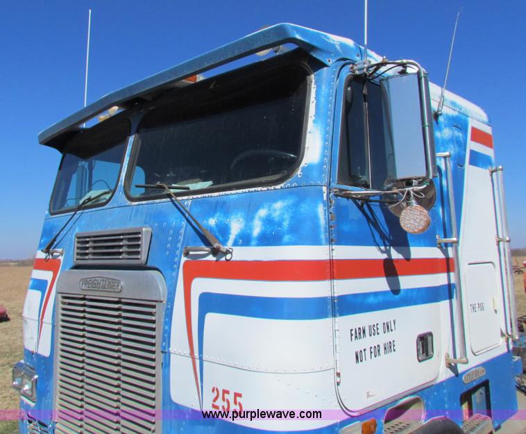 image for item AN9943 1985 Freightliner semi truck