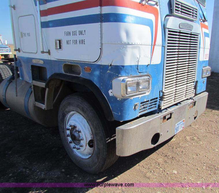 image for item AN9943 1985 Freightliner semi truck