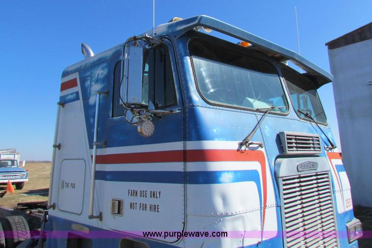 image for item AN9943 1985 Freightliner semi truck