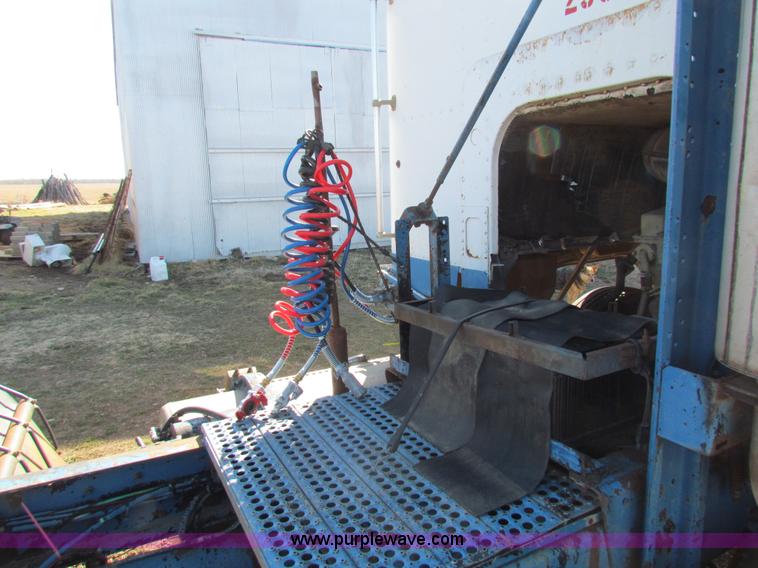 image for item AN9943 1985 Freightliner semi truck