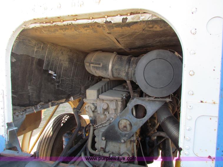 image for item AN9943 1985 Freightliner semi truck