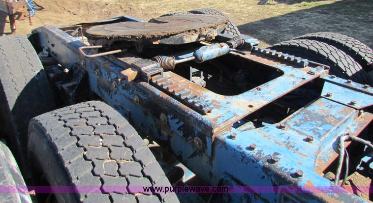 image for item AN9943 1985 Freightliner semi truck