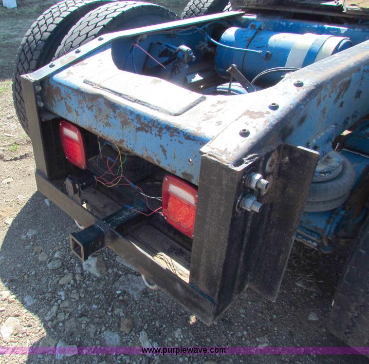 image for item AN9943 1985 Freightliner semi truck