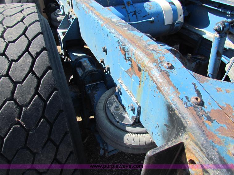 image for item AN9943 1985 Freightliner semi truck