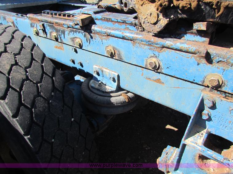 image for item AN9943 1985 Freightliner semi truck